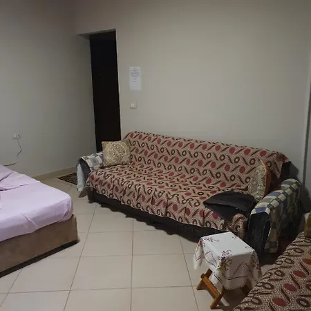 Mona's Hostel *