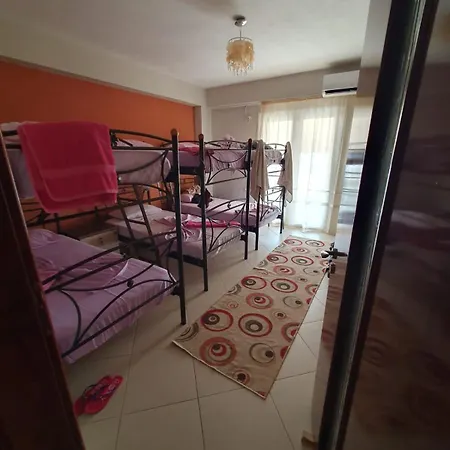 Hostel Mona's