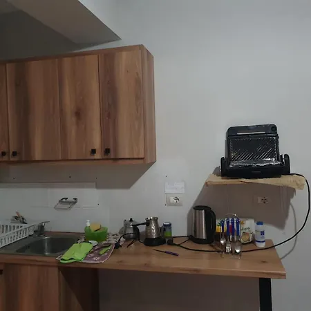 Mona's Vandrerhjem Sarandë