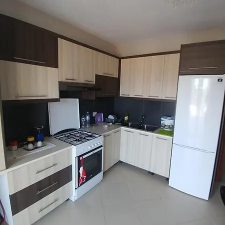 Mona's Vandrerhjem Sarandë