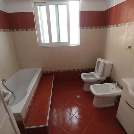 Hostel Mona's